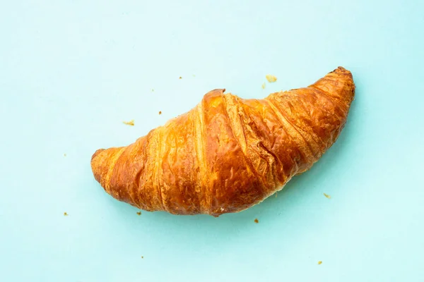 Croissant Auf Blauem Hintergrund Französische Bäckerei Flache Lage — Stockfoto