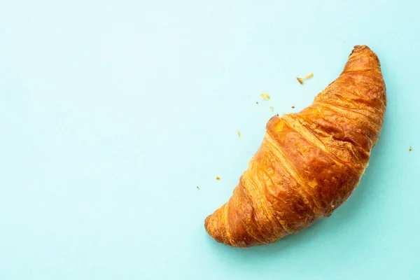 Croissant Auf Blauem Hintergrund Französische Bäckerei Flache Lage — Stockfoto