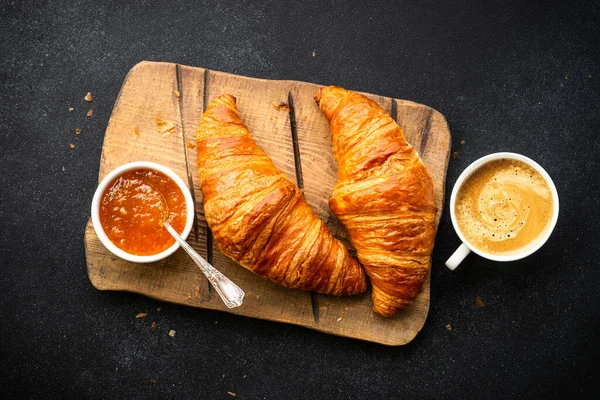 Croissant Mit Marmelade Auf Schneidebrett Steintischplatte Traditionelles Dessert Oder Frühstück — Stockfoto