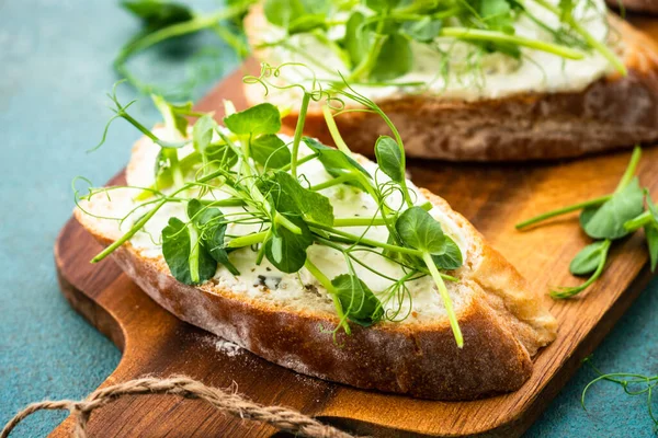 Toast Met Microgreens Groene Erwt Roomkaas Bij Blauw Gezond Eten — Stockfoto