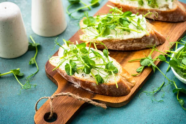 Tostadas Con Micro Verduras Guisante Verde Queso Crema Azul Snack —  Fotos de Stock