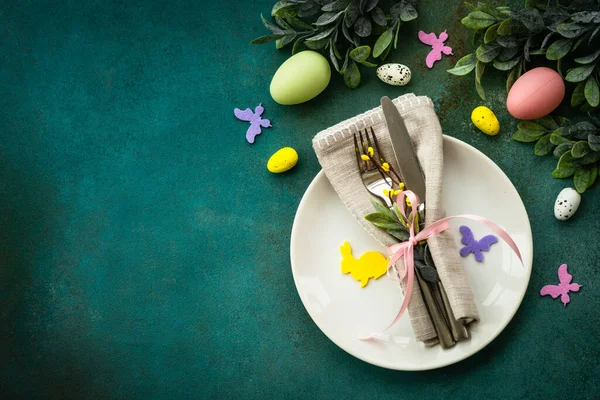 Πασχαλινό Φαγητό Ρύθμιση Τραπεζιού Λευκό Πιάτο Μαχαιροπήρουνα Διακόσμηση Πάσχα Επίπεδη — Φωτογραφία Αρχείου
