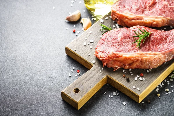 Beef Steak Spices Raw Beef Meat Cutting Board Close — 스톡 사진