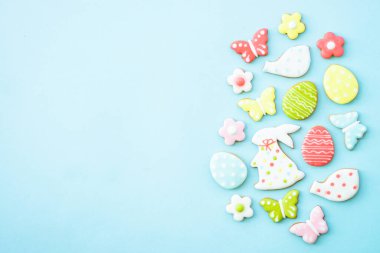 Paskalya kurabiyesi, tavşan, yumurta, çiçek, ev yapımı pişirme. Kopyalama alanı olan üst görünüm.