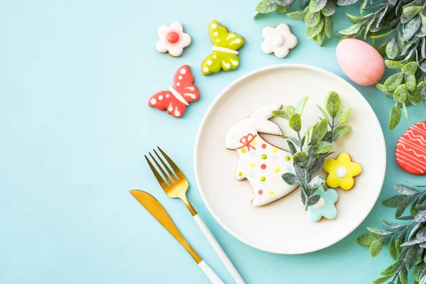 Ostern Essen Hintergrund Weißer Teller Mit Eiern Frühlingsblumen Und Osterkeksen — Stockfoto