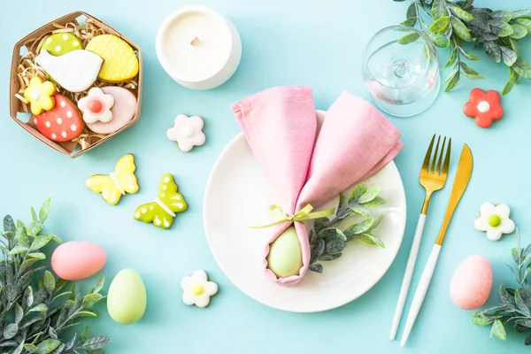 Ostern Essen Hintergrund Weißer Teller Mit Eiern Frühlingsblumen Und Osterkeksen — Stockfoto