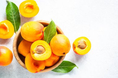 Beyaz yeşil yapraklı taze kayısılar..