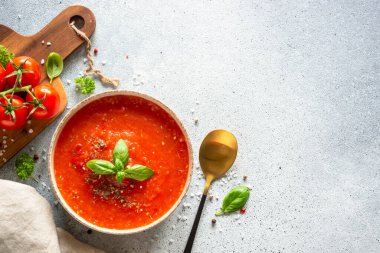 Domates çorbası. Malzemeli geleneksel sebze çorbası. Işık taşı masadaki en üst görünüm.