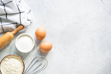 Arkaplan malzemeleri pişiriyorum. Un, şeker, yumurta ve merdane. Kopyalama alanı olan üst görünüm.