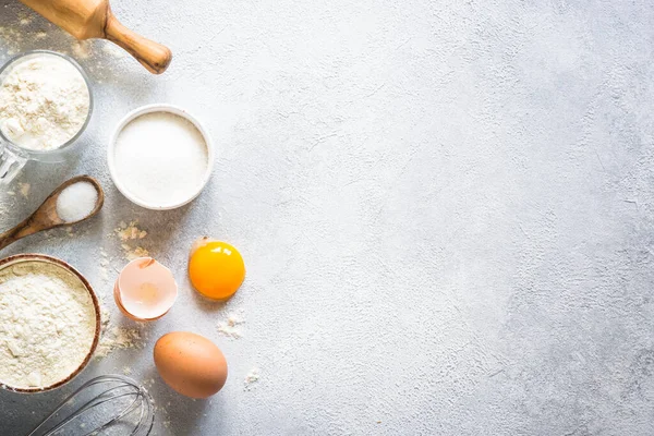 Αλεύρι Ζάχαρη Αυγά Και Πλάστης Ελαφρύ Πέτρινο Τραπέζι Κάτοψη Χώρο — Φωτογραφία Αρχείου