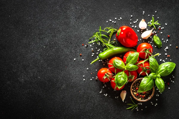 Essen Hintergrund Mit Frischem Gemüse Kräutern Und Gewürzen Bei Schwarz — Stockfoto