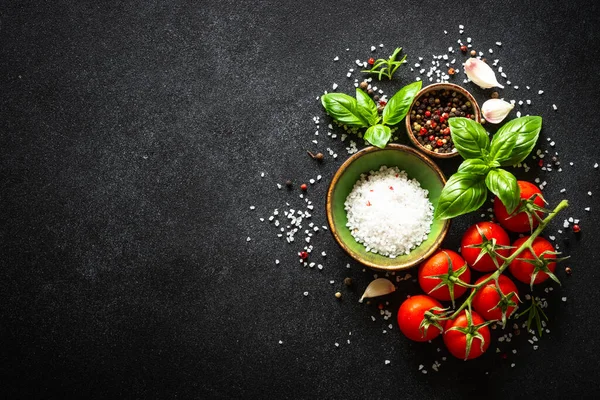 Essen Hintergrund Auf Schwarzem Stein Tisch Mit Gemüse Kräutern Und — Stockfoto