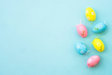 Mavi arka planda Paskalya yumurtaları. Kopyalama alanı olan düz.