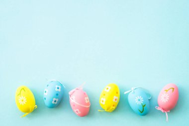 Mavi arka planda Paskalya yumurtaları. Kopyalama alanı olan düz.
