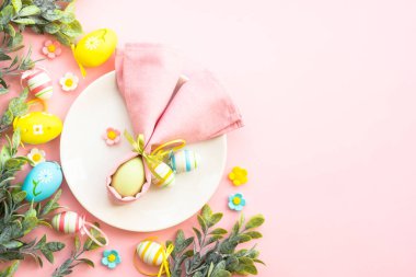 Paskalya sofrası, paskalya yemekleri. Yumurtalı, çiçekli ve pembe yapraklı beyaz tabak. Kopyalama alanı olan düz.