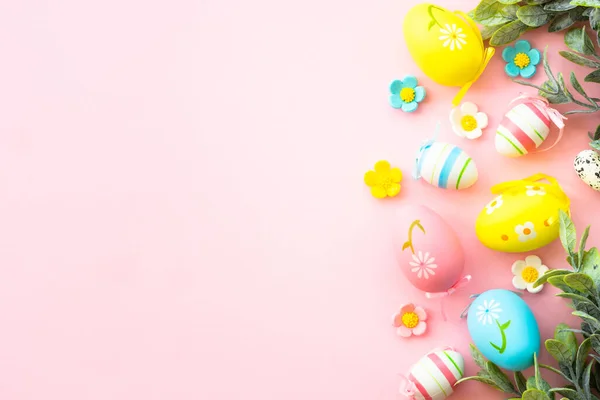 Πασχαλινό Επίπεδο Φόντο Αυγά Ανοιξιάτικα Φύλλα Και Λουλούδια Ροζ — Φωτογραφία Αρχείου