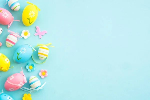 Velikonoční Pozadí Modré Barevná Velikonoční Vajíčka Květiny Byt Ležel Kopírovacím — Stock fotografie