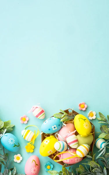 Velikonoční Vajíčka Hnízdě Modrém Pozadí Velikonoční Výzdoba Plochý Obrázek Kopírovacím — Stock fotografie