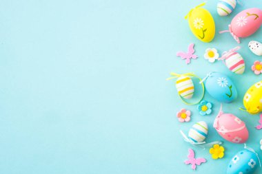 Mavinin Paskalya arkaplanı. Süslü renkli paskalya yumurtaları. Kopyalama alanı olan düz.