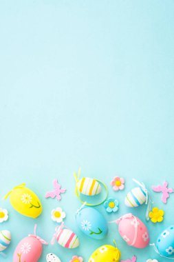 Mavinin Paskalya arkaplanı. Renkli paskalya yumurtaları ve çiçekler. Kopyalama alanı olan düz.