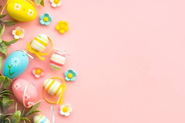 Paskalya geçmişi. Yumurtalar, bahar yaprakları ve pembe çiçekler. Kopyalama alanı olan düz.
