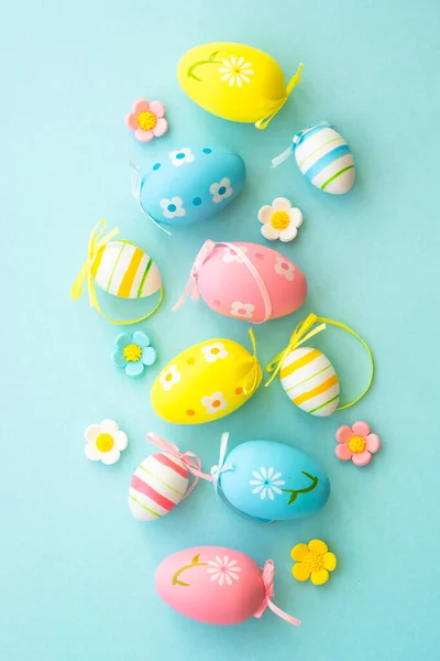 Fondo Pascua Azul Huevos Pascua Colores Con Decoraciones Vista Superior — Foto de Stock
