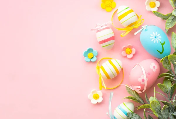 Ostern Hintergrund Mit Feiertagsdekoration Eier Frühlingsblätter Und Blüten Auf Rosa — Stockfoto