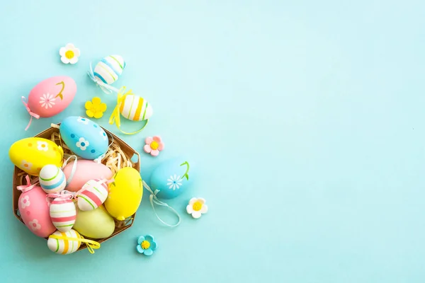 Velikonoční Vajíčka Hnízdě Modrém Pozadí Plochý Obrázek Kopírovacím Prostorem — Stock fotografie