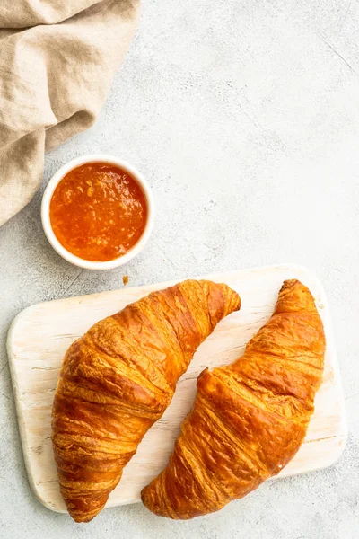Croissant Mit Marmelade Auf Schneidebrett Steintischplatte Traditioneller Imbiss Oder Frühstück — Stockfoto