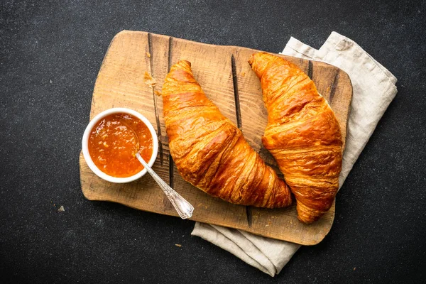 Croissant Mit Marmelade Auf Schneidebrett Steintischplatte Traditionelles Dessert Oder Frühstück — Stockfoto