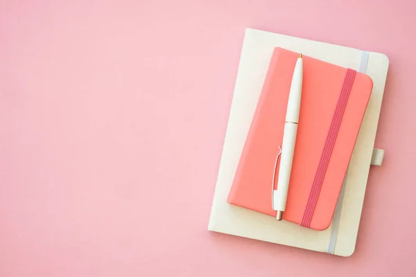 ピンクのメモ帳とピンクのオフィステーブルのパン — ストック写真