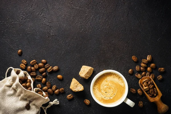 วยกาแฟและเมล ดกาแฟท ปภาพด านบนท ดลอก — ภาพถ่ายสต็อก