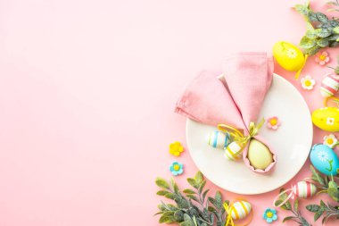 Paskalya sofrası, paskalya yemekleri. Yumurtalı, çiçekli ve pembe yapraklı beyaz tabak. Kopyalama alanı olan düz.