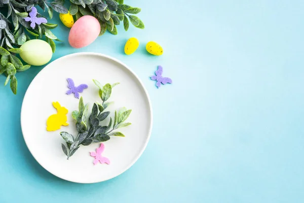 Πασχαλινό Φαγητό Λευκό Πιάτο Αυγά Ανοιξιάτικα Λουλούδια Πράσινα Φύλλα Και — Φωτογραφία Αρχείου