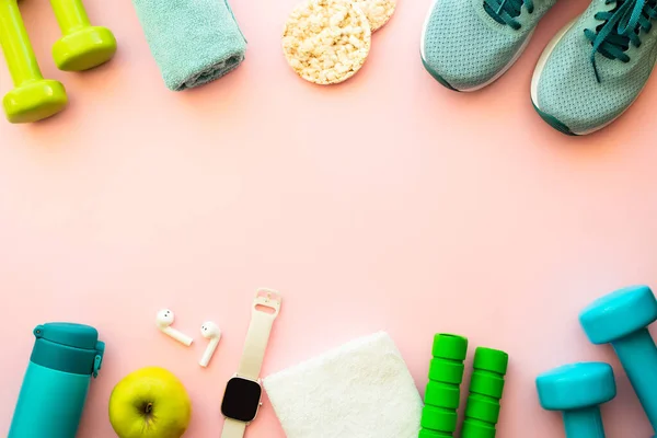 健康的生活方式概念 节食食品和瓶装水 平躺在粉红上 — 图库照片