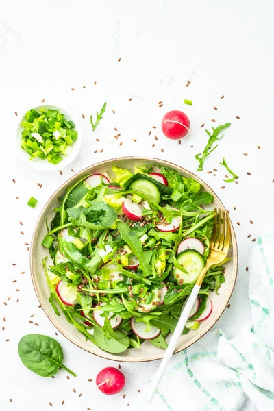 Salade Verte Aux Épinards Roquette Radis Huile Olive Sur Table — Photo