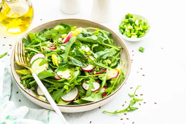 Grüner Salat Mit Spinat Rucola Rettich Mit Olivenöl Und Samen — Stockfoto