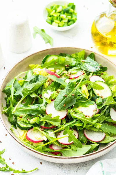 Groene Salade Met Spinazie Arugula Radijs Met Olijfolie Zaden — Stockfoto