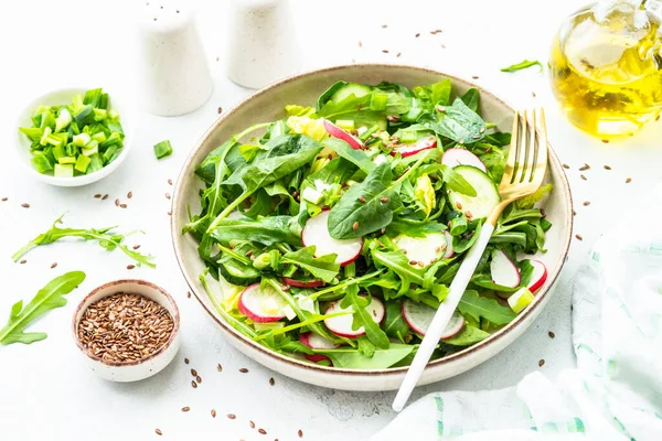Grüner Salat Mit Spinat Rucola Rettich Mit Olivenöl Und Samen — Stockfoto