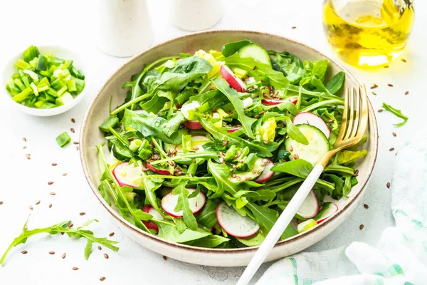 Frühlingssalat Mit Spinat Rucola Rettich Mit Olivenöl Und Samen — Stockfoto