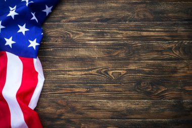 Amerikan bayrağı arka planı, ahşap masada Amerikan bayrağı. Tasarım için Kopyalama alanı olan resim.