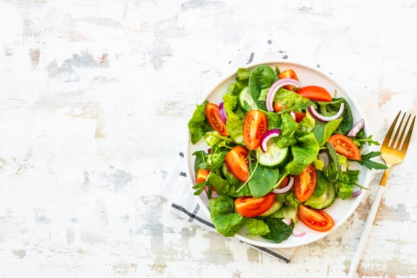 Fresh Green Salad Leaves Vegetables Arugula Spinach Tomatoes Onion — Stock Photo, Image