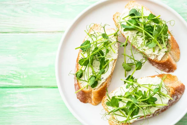 Open Sandwich Met Roomkaas Microgroen Groene Achtergrond Natuurlijke Gezonde Voeding — Stockfoto