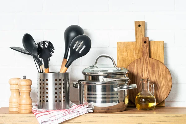 Кухонний Стіл Кухонним Посудом Горщики Приготування Їжі Пляшка Олії Дерев — стокове фото
