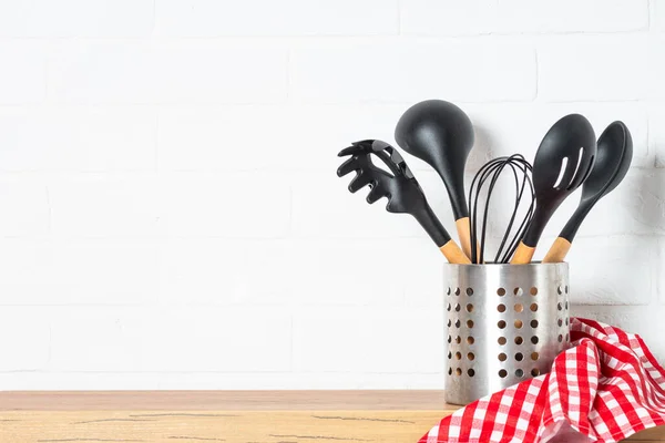 Кухонная Утварь Кухонные Принадлежности Черном Контейнере Возле Белой Стены — стоковое фото