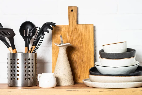 Küchentisch Küchenutensilien Teller Schüsseln Shaker Und Schneidebrett Aus Holz Weißes — Stockfoto