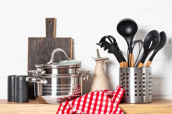 Küchentisch Küchenutensilien Kochtöpfe Mit Holzschneidebrett Weißes Modernes Interieur — Stockfoto