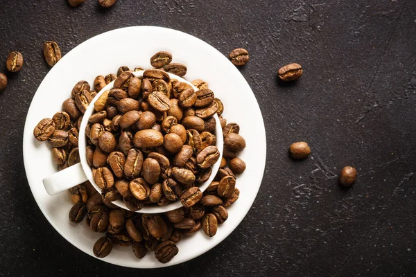 Kaffeetasse Vorhanden Geröstete Kaffeebohnen Weißer Tasse Einem Dunklen Tisch Bild — Stockfoto