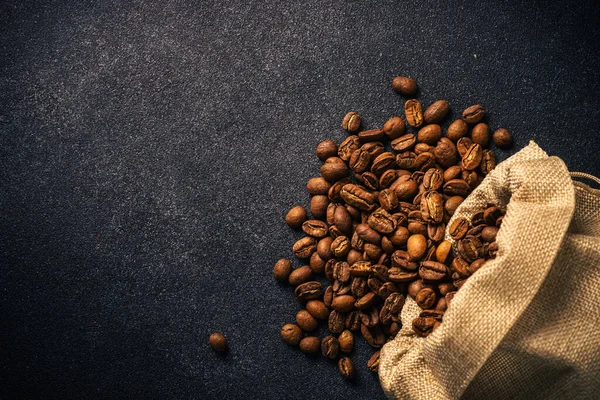 Geröstete Kaffeebohnen Klebebeutel Vor Schwarzem Hintergrund Draufsicht Mit Kopierraum — Stockfoto