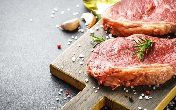 Raw Beef Steaks Spices Raw Beef Meat Cutting Board Close — Fotografia de Stock